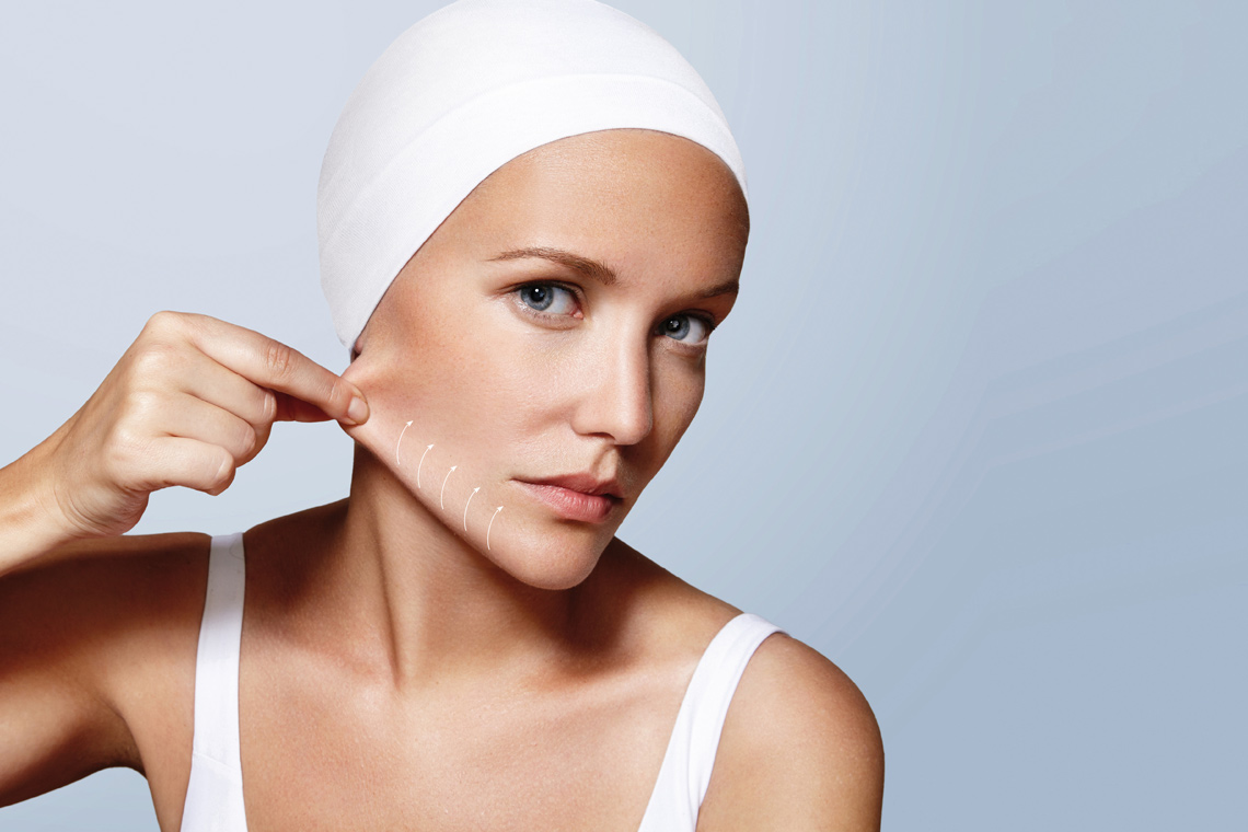 упругость кожи лица. женщина с морщинами. пилинг для лица. мимические морщины. красивое лицо косметология.